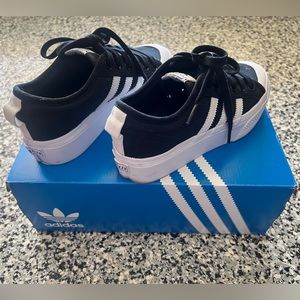 adidas Originals Women's Nizza Platform Sneaker Shoe Black/White, size 5.5